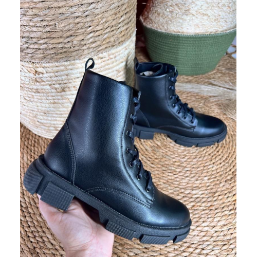 Bota Coturno Feminina em Couro Sintético PretoBC901 Bota Coturno Feminina em Couro Sintético PretoBC901