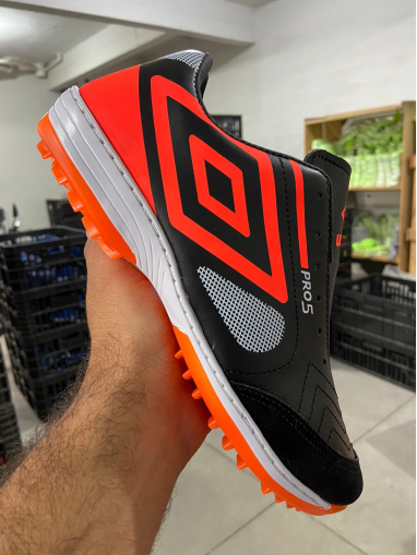 Chuteira Society Orbit Masculino Umbro Preto/Laranja - Tênis Umbro